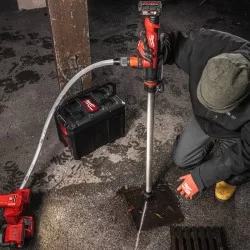 Pompe canne à eau Milwaukee M12 BSWP-601 avec batterie 12V 6Ah et chargeur