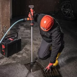 Pompe canne à eau Milwaukee M12 BSWP-601 avec batterie 12V 6Ah et chargeur