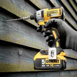 Ensemble de 8 machines Dewalt DCK853P4-QW XR 18V avec 4 batteries 5 Ah et chargeur