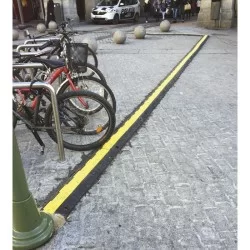 Passe-câbles industriel en caoutchouc jaune et noir