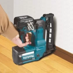 Cloueur Makita DBN600RTJ 18 V Li-Ion avec 2 batteries 5 Ah et chargeur en coffret